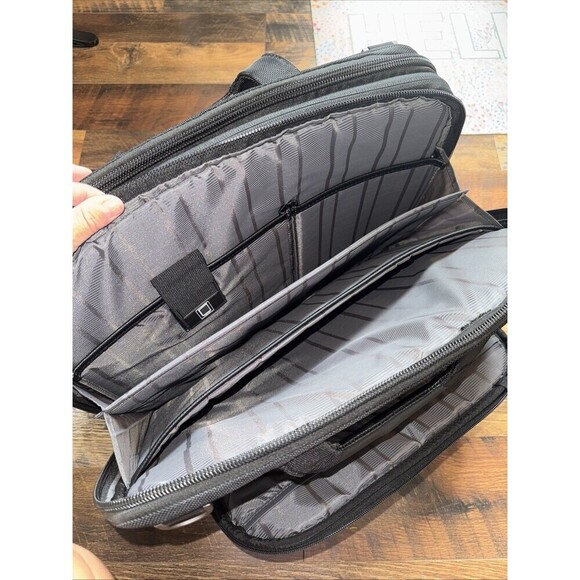 Kenneth Cole Reaction Briefcase Model 9950-64BK 18x13 - Picture 4 of 6